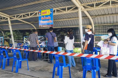 KANCHANABURI, THAILAND-AĞUSTOS 25. 2021: Kimliği belirsiz kişiler Tayland 'ın aşı süreci boyunca tüm yetişkinlere ilk doz COVILO (Sinopharm) Coronavirus aşısı için kuyrukta bekliyorlar.