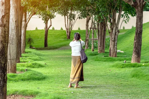 Asyalı Kadın Yürüyor Uzun Yeşil Ağaçlarla Park Yolunda Selfie Çekmek — Stok fotoğraf