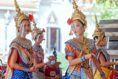 NAKHONPATHOM, THAILAND-FEBRUARY 14. 2021: KoronaVirüs 'ün (Covid-19) PraaHoo' ya sunulmasını önlemek için geleneksel Tayland dansı