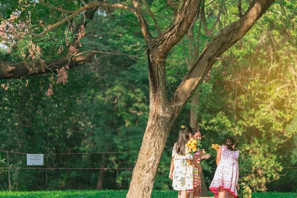 Kanchanaburi Thailand Januar 2020 Glück Asiatische Junge Mädchen Und Freundinnen — Stockfoto