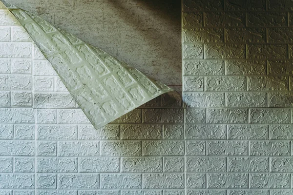 Het Behang Begint Pellen Oude Witte Bakstenen Behang Geschild Van — Stockfoto