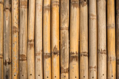 Eski kahverengi ton bambu basit duvar ya da iç ya da dış tasarım vintage tonu için Bambu çit dokusu arka planı. Kahverengi bambu desenli arka plan. Kasaba sakinleri hırsızlardan korunuyor..