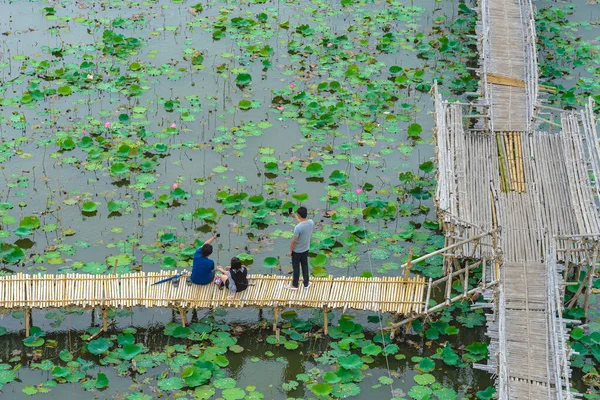 Vista Superior Los Turistas Asiáticos Disfrutan Tomando Fotos Puente Bambú — Foto de Stock