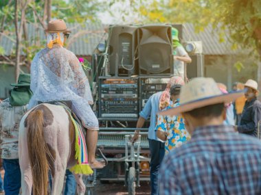 Ratchaburi-Tayland, Nisan 14, 2019: tanımlanamayan genç adam tapınak Budist içinde koordinasyon töreni müzik grubu ile at binicilik 14 Nisan 2019 Ratchaburi, Tayland.