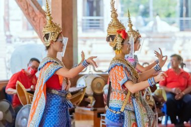 NAKHONPATHOM, THAILAND-FEBRUARY 14. 2021: KoronaVirüs 'ün (Covid-19) PraaHoo' ya sunulmasını önlemek için geleneksel Tayland dansı