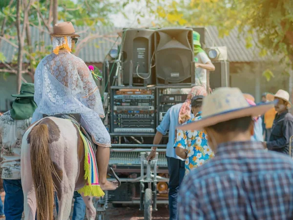 Ratchaburi-Tayland, Nisan 14, 2019: tanımlanamayan genç adam tapınak Budist içinde koordinasyon töreni müzik grubu ile at binicilik 14 Nisan 2019 Ratchaburi, Tayland.
