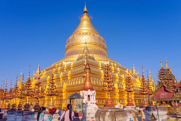 Bagan Myanmar Ledna 2019 Neidentifikovaní Turisté Dělají Zásluhy Fotografují Shwezigon — Stock fotografie