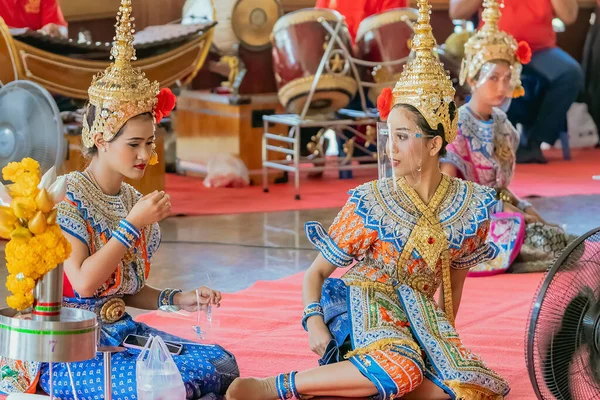 Nakhonpathom Tailandia Febrero 2021 Danza Tradicional Tailandesa Con Protector Facial — Foto de Stock