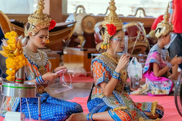 Nakhonpathom Thailand February 2021 Dança Tailandesa Tradicional Com Protetor Facial — Fotografia de Stock
