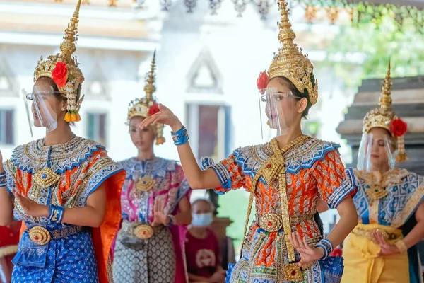 Nakhonpathom Tailandia Febrero 2021 Danza Tradicional Tailandesa Con Protector Facial — Foto de Stock