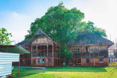 İkinci Dünya Savaşı sırasında kağıt ve banknot üretirken kullanılan eski kağıt fabrikası Kanchanaburi, Tayland 'da yeni bir halk gösterisine dönüştü. (Turizmle Kültürel Ekonomi) Tarihi binalar.