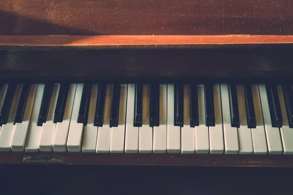 Tiro Perto Das Teclas Piano Partidas Casa Abandonada Instrumento Musical — Fotografia de Stock