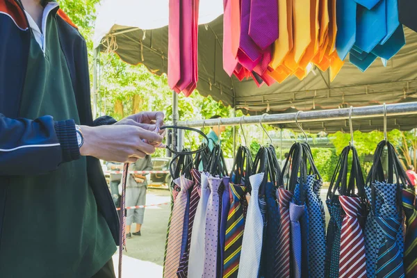 Giovane Che Sceglie Quale Cravatta Comprare Mercato Locale Molti Vari — Foto Stock