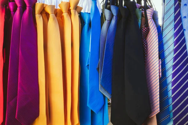 Grande Seleção Gravatas Coloridas Penduradas Venda Mercado Rua Muitos Vários — Fotografia de Stock