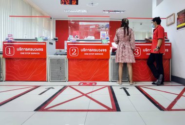 KANCHANABURI, THAILAND - Nisan 27,2021: Tanımlanamayan Taylandlılar, güvenlik ve Coronavirus 'un (Covid-19) sosyal mesafesini korumak için müşteri tabanlı yüz maskesi takıyorlar.