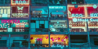 Ho Chi Minh City, Vietnam - 24 Nisan 2019: Gece Cafe apartmanı 24 Nisan 2019 tarihinde Ho Chi Minh City, Vietnam 'da şehir merkezinde yeni bir turistik merkezdir...