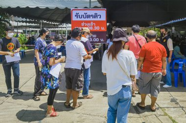 KANCHANABURI, THAILAND-AĞUSTOS 25. 2021: Kimliği belirsiz kişiler Tayland 'ın aşı süreci boyunca tüm yetişkinlere ilk doz COVILO (Sinopharm) Coronavirus aşısı için kuyrukta bekliyorlar.