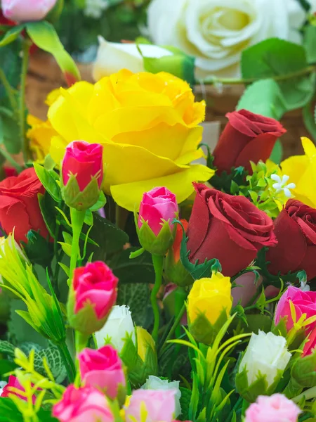 Vackra Bukett Rosor Blomma Konstgjorda Vintage Korg Konstgjorda Flerfärgad Blommor — Stockfoto