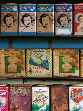 RATCHABURI, THAILAND-JANUARY 19,2020: Koleksiyon retro ve paslı vintage tarzı ve çeşitli markalar ev parfümü mumunda dekoratif sergilenmek üzere raflarda bulunan şeker teneke kutuları (Baan Hom Thian).