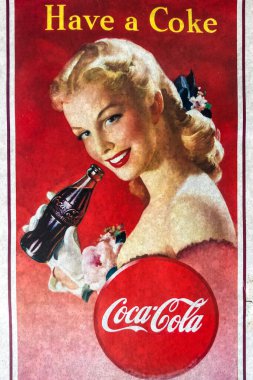 KANCHANABURI, THAILAND- 3 Aralık 2019: Buzlu Coca Cola (Kola) gazozu ve alkolsüz içecek reklamı yapan antika reklam panolarını kapatın.