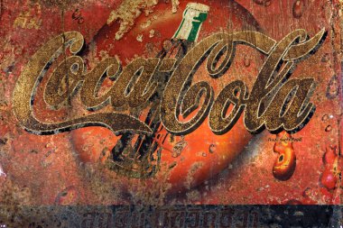 KANCHANABURI, THAILAND-ARALIK 29,2019: Eski Coca Cola logo afişi, eski paslı ve kırık çinko Coca-Cola meşrubat tabağı tabelası reklamı kahve dükkanında retro stil dekore etmek için.