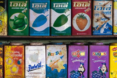 RATCHABURI, THAILAND-JANUARY 19,2020: Koleksiyon retro ve paslı vintage tarzı ve çeşitli markalar ev parfümü mumunda dekoratif sergilenmek üzere raflarda bulunan şeker teneke kutuları (Baan Hom Thian).