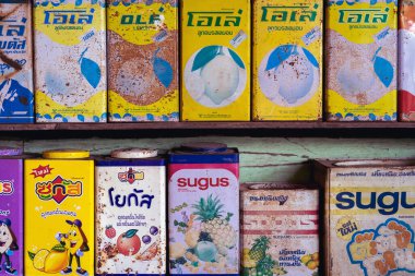 RATCHABURI, THAILAND-JANUARY 19,2020: Koleksiyon retro ve paslı vintage tarzı ve çeşitli markalar ev parfümü mumunda dekoratif sergilenmek üzere raflarda bulunan şeker teneke kutuları (Baan Hom Thian).