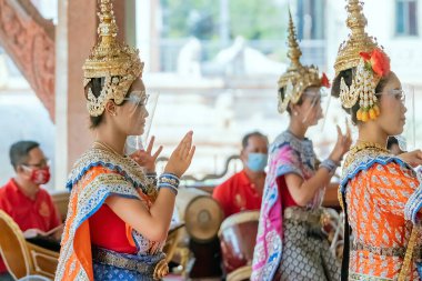 NAKHONPATHOM, THAILAND-FEBRUARY 14. 2021: KoronaVirüs 'ün (Covid-19) PraaHoo' ya sunulmasını önlemek için geleneksel Tayland dansı
