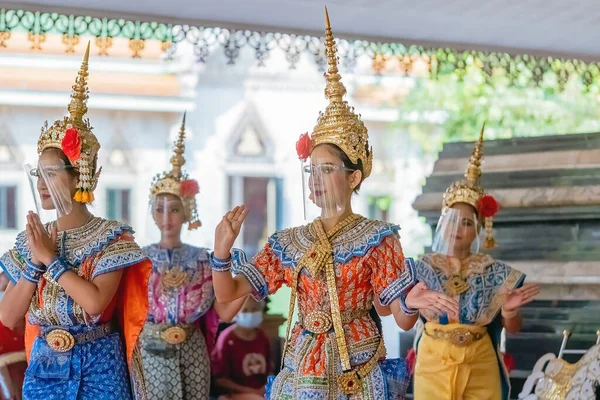 Nakhonpathom Tailandia Febrero 2021 Danza Tradicional Tailandesa Con Protector Facial — Foto de Stock