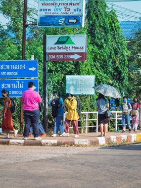 KANCHANABURI, THAILAND-JANUARY 14. 2022: Okuldan eve dönerken Corona virüsünü (COVID-19) önlemek için beş farklı milletten (Tayland, Lao, Mon, Karen ve Birmanya) öğrenciler maske takıyor.