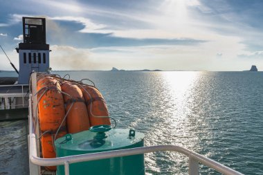 Acil durumlar ve deniz kazaları için feribot güvertesinde turuncu şişme cankurtaran botları. Kurtarma botu, bir feribotun çatısında sal. Okyanus gezisindeki büyük gemide cankurtaran botları. Ulaşım ve güvenlik..
