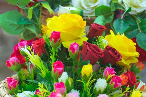 Όμορφο Μπουκέτο Τριαντάφυλλα Λουλούδι Τεχνητό Vintage Ψάθινο Καλάθι Τεχνητά Πολύχρωμα — Φωτογραφία Αρχείου
