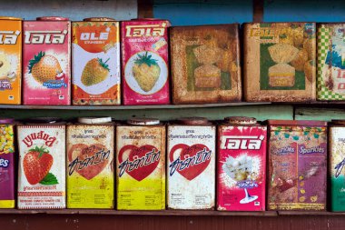 RATCHABURI, THAILAND-JANUARY 19,2020: Koleksiyon retro ve paslı vintage tarzı ve çeşitli markalar ev parfümü mumunda dekoratif sergilenmek üzere raflarda bulunan şeker teneke kutuları (Baan Hom Thian).