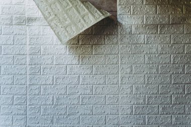 Duvar kağıdı soyulmaya başlar. Odanın içindeki duvardaki eski beyaz tuğlalar nem ya da kötü kalite yapıştırıcı yüzünden sökülmüş. Tamir ve inşaat hizmetleri konsepti. Seçici Odaklanma.