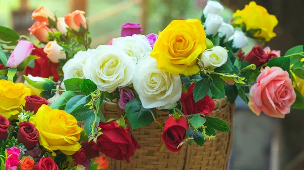 Vackra Bukett Rosor Blomma Konstgjorda Vintage Korg Konstgjorda Flerfärgad Blommor — Stockfoto