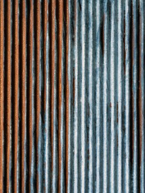 Eski ve paslı çinko çarşaf duvarının artistiği. Klasik stil metal yaprak çatı dokusu. Eski metal levha deseni. Paslı metal ya da yanlamasına. Galvanizasyon aşınması. Geçmiş kavramında arkaplan ve doku