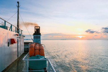Acil durumlar ve deniz kazaları için feribot güvertesinde turuncu şişme cankurtaran botları. Kurtarma botu, bir feribotun çatısında sal. Okyanus gezisindeki büyük gemide cankurtaran botları. Ulaşım ve güvenlik..