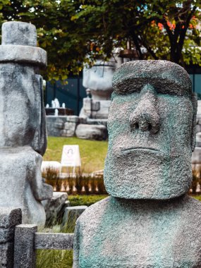 RATCHABURI, THAILAND-MAYIS 12, 2019: Moai kahve dükkanının yol kenarındaki kahve dükkanının (Moai temalı kafe) güzel Moai taklidi, Suan Phueng, Ratchaburi.