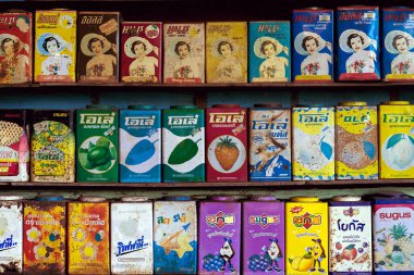 RATCHABURI, THAILAND-JANUARY 19,2020: Koleksiyon retro ve paslı vintage tarzı ve çeşitli markalar ev parfümü mumunda dekoratif sergilenmek üzere raflarda bulunan şeker teneke kutuları (Baan Hom Thian).