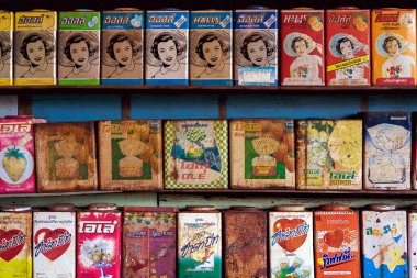 RATCHABURI, THAILAND-JANUARY 19,2020: Koleksiyon retro ve paslı vintage tarzı ve çeşitli markalar ev parfümü mumunda dekoratif sergilenmek üzere raflarda bulunan şeker teneke kutuları (Baan Hom Thian).