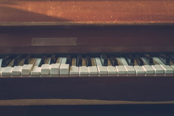 放棄された家の壊れたピアノキーにショットを閉じます 古代の楽器だ 損傷したキーと古い壊れた使い捨てピアノヴィンテージレトロフィルター 木で作られた苦痛のピアノ 選択的フォーカス — ストック写真