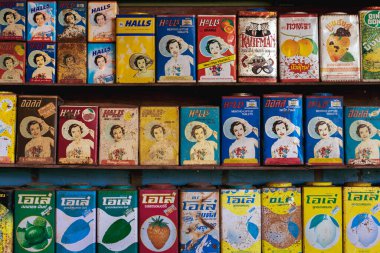 RATCHABURI, THAILAND-JANUARY 19,2020: Koleksiyon retro ve paslı vintage tarzı ve çeşitli markalar ev parfümü mumunda dekoratif sergilenmek üzere raflarda bulunan şeker teneke kutuları (Baan Hom Thian).