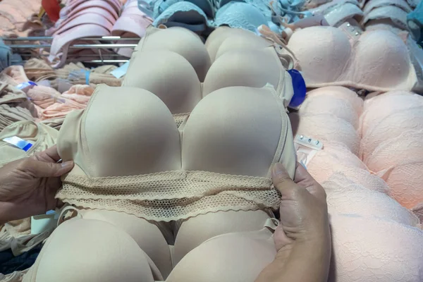 Çamaşırı Dükkanında Yeni Sütyen Ölçüleri Seçen Arayan Olgun Kadınların Elleri — Stok fotoğraf