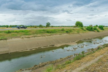 Beton duvarında sulama kanalı veya sulama kanal rezervuardan tarım alanına su gönderin 