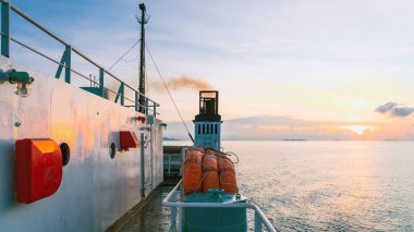 Acil durumlar ve deniz kazaları için feribot güvertesinde turuncu şişme cankurtaran botları. Kurtarma botu, bir feribotun çatısında sal. Okyanus gezisindeki büyük gemide cankurtaran botları. Ulaşım ve güvenlik..
