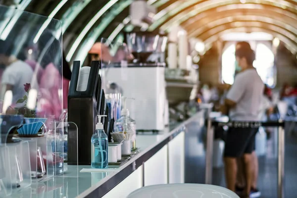 コーヒーショップやカフェでのお客様へのサービスに対抗してコロナウイルス Covid の拡散を防ぐために手掃除のためのブルーアルコールジェルボトル 医療の概念 新しい普通の生活様式 — ストック写真