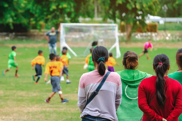 Visão Traseira Mães Assistir Torcer Seus Filhos Jogando Futebol Torneio — Fotografia de Stock