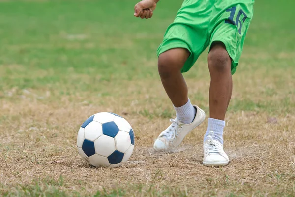 Μάθημα Προπόνησης Παιδιών Ποδοσφαίρου Νηπιαγωγείο Και Παιδιά Δημοτικού Που Παίζουν — Φωτογραφία Αρχείου