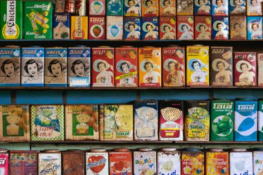 RATCHABURI, THAILAND-JANUARY 19,2020: Koleksiyon retro ve paslı vintage tarzı ve çeşitli markalar ev parfümü mumunda dekoratif sergilenmek üzere raflarda bulunan şeker teneke kutuları (Baan Hom Thian).