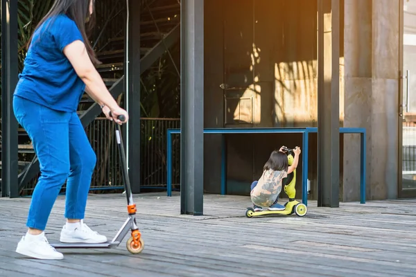 Aziatisch Kind Genieten Van Spelen Paardrijden Scooter Zonder Gebruik Maken — Stockfoto